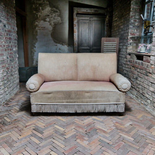 TwooDoo - altes Plüschsofa in Backsteinschuppen im shabby-Look