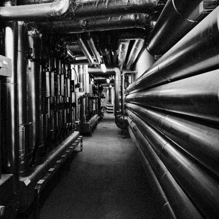 Foto Verrohrung in Heizungsraum eines Bürogbäudes