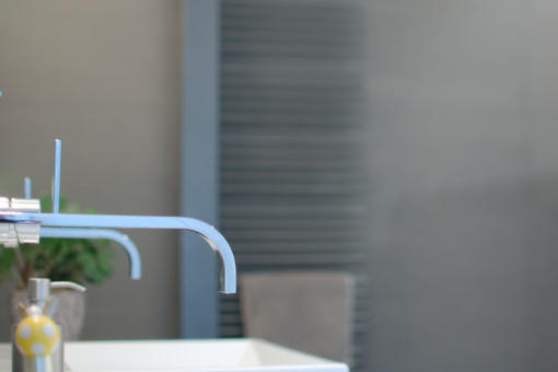 Wasserarmatur in Badezimmer