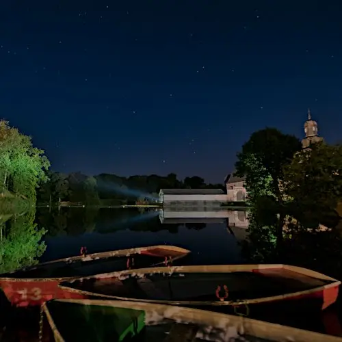 Kähne an Schloss Tüschenbroich bei Nacht
