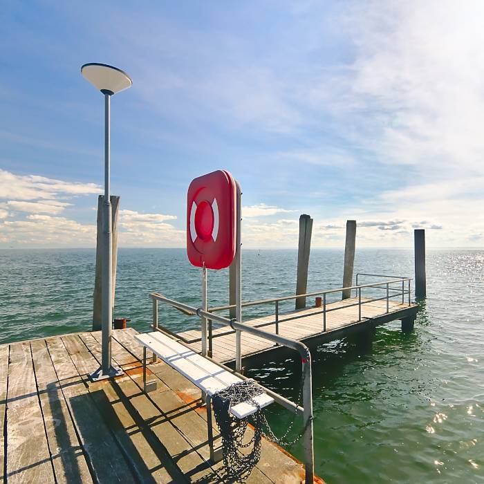 Foto Anlegesteg mit Rettungsring auf der Hallig Langeness