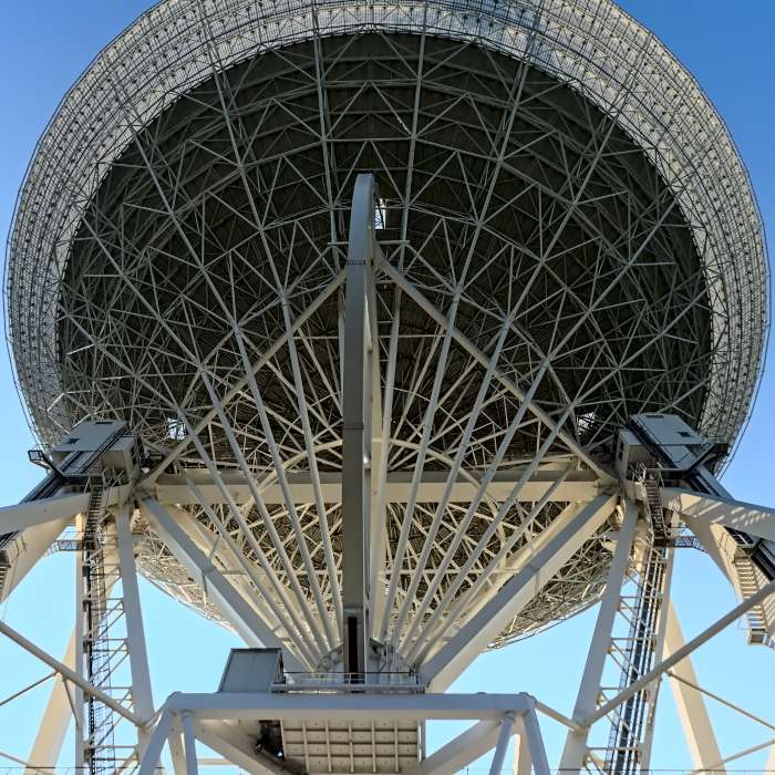 Foto Teleskop in Effelsberg von unten gesehen